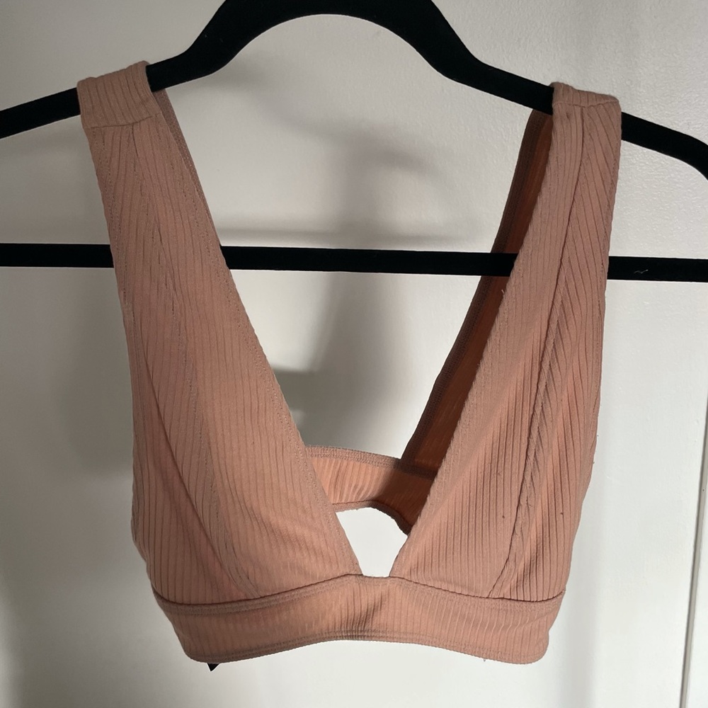 UO deep v crop
